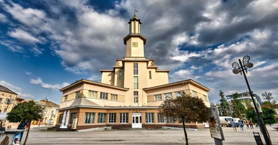 Ратуша в Івано-Франківську під хмарним небом