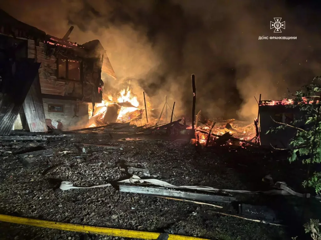 На Івано-Франківщині горів житловий будинок і господарська будівля
