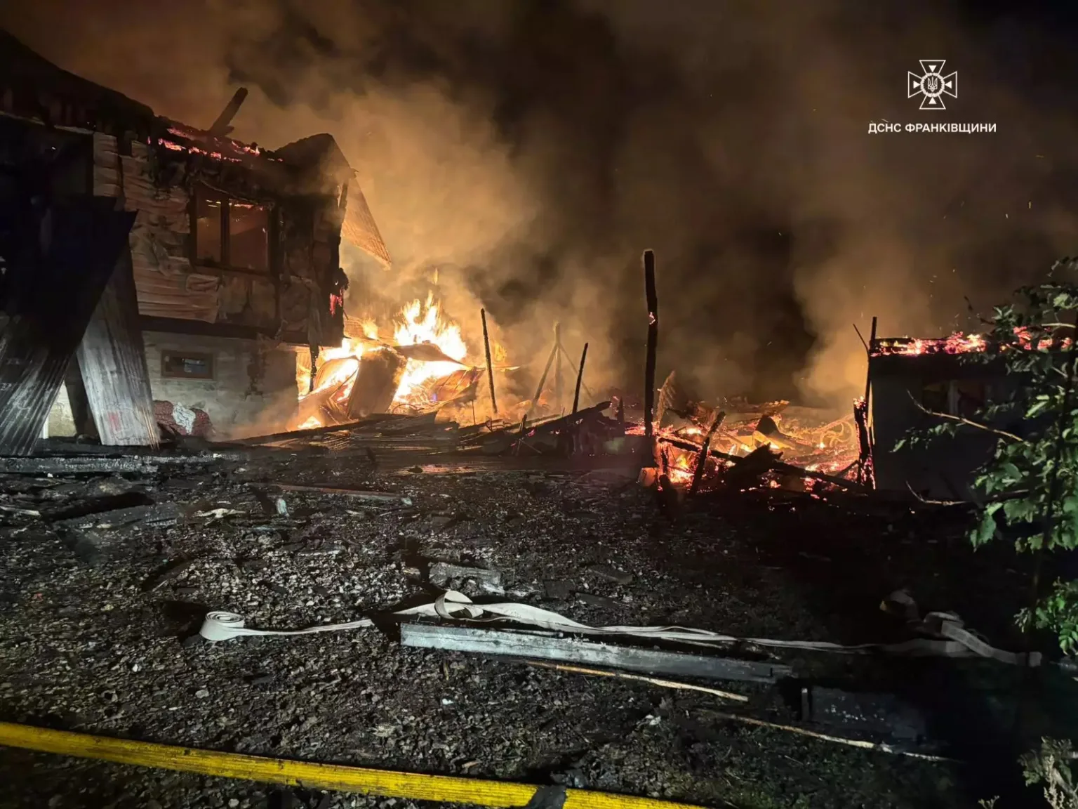 На Івано-Франківщині горів житловий будинок і господарська будівля