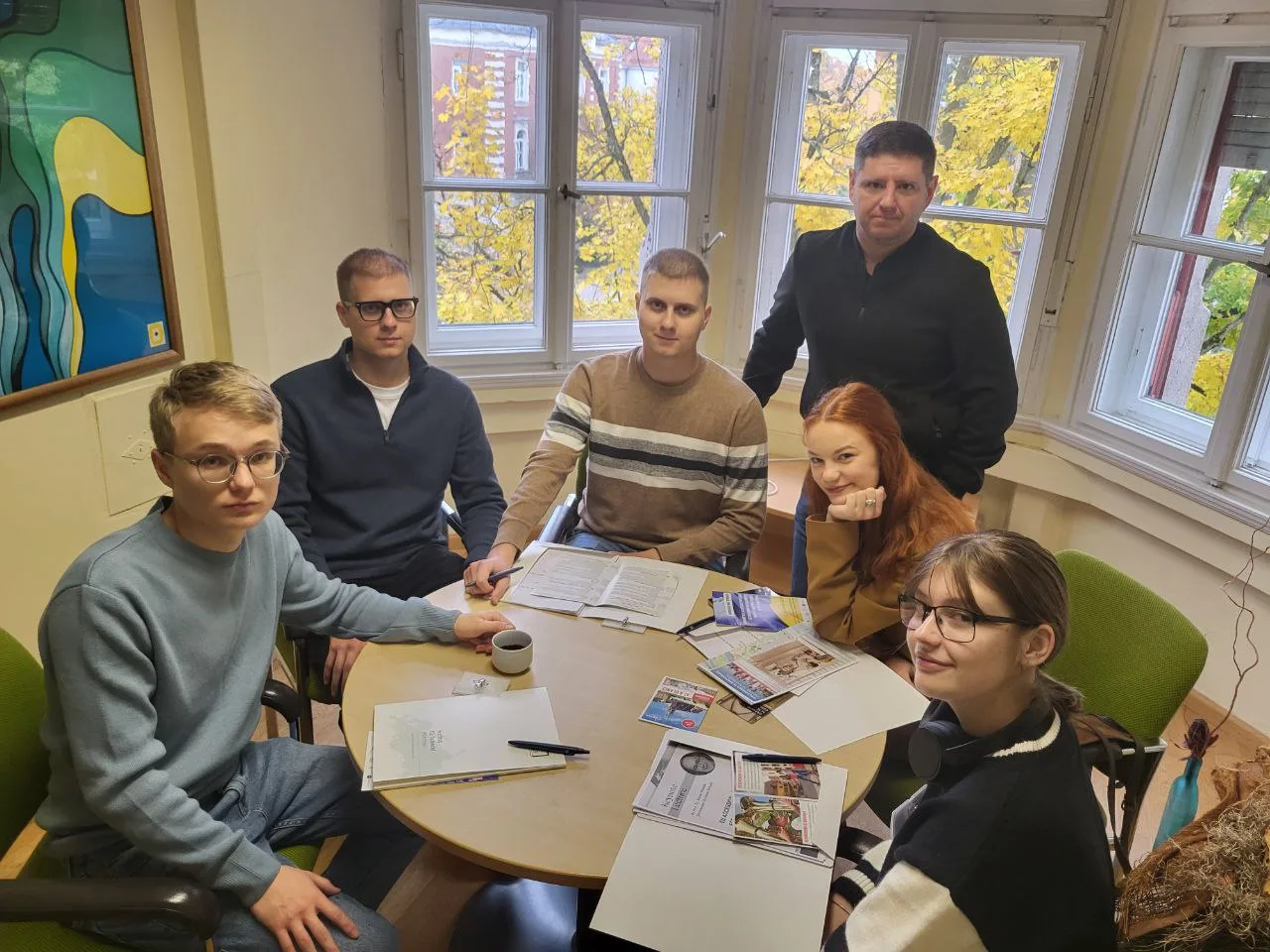 Група студентів працює разом за круглим столом