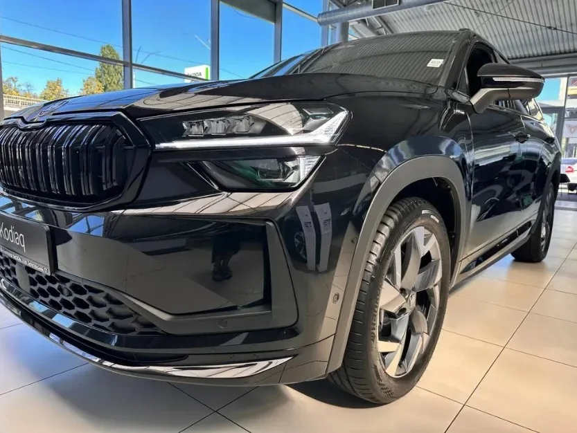 Новий чорний позашляховик у автосалоні