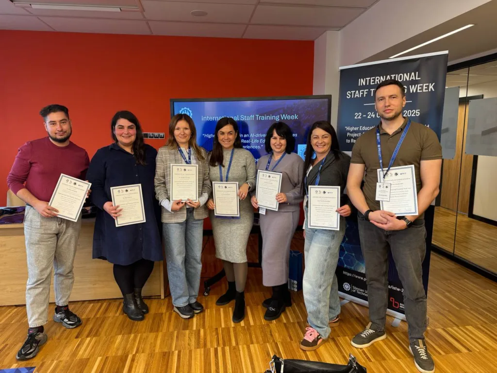 Учасники отримують сертифікати на International Staff Training Week