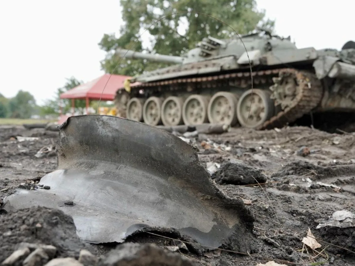 Пошкоджений танк на полі бою