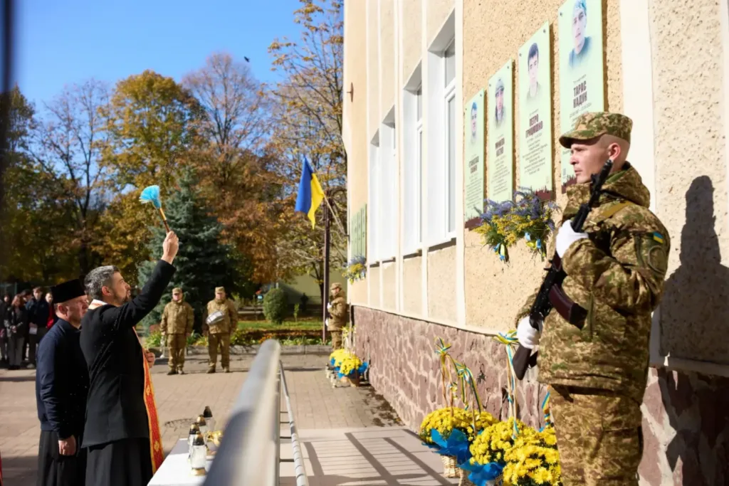 Вшанування пам’яті загиблих військових біля меморіальних дощок