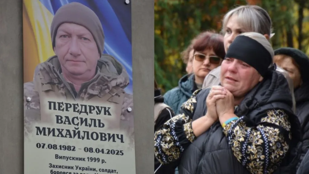 Жінка плаче біля меморіальної дошки загиблого солдата