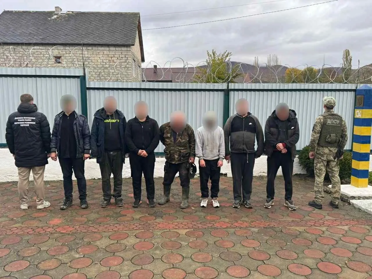 Затримання групи чоловіків прикордонною службою України