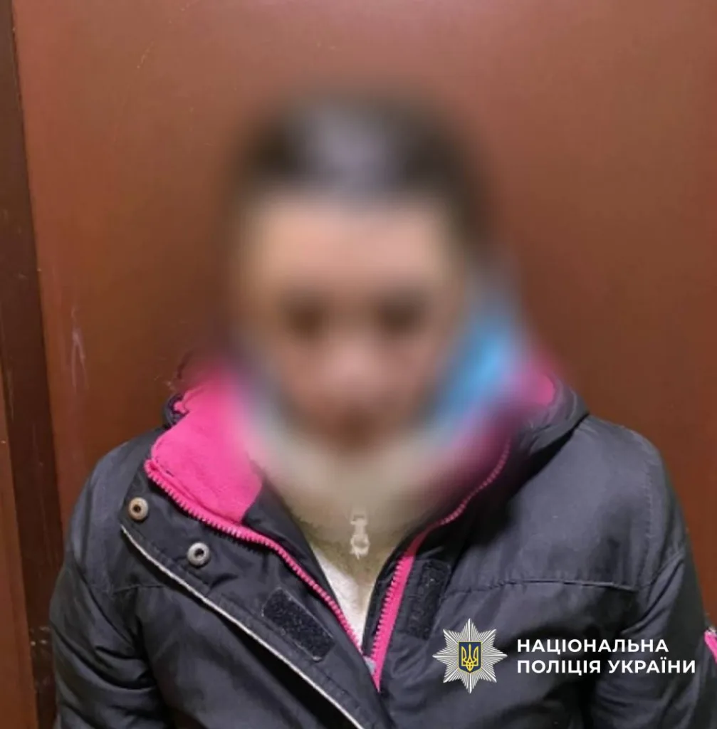 Жінка в зимовому одязі, фото поліції України