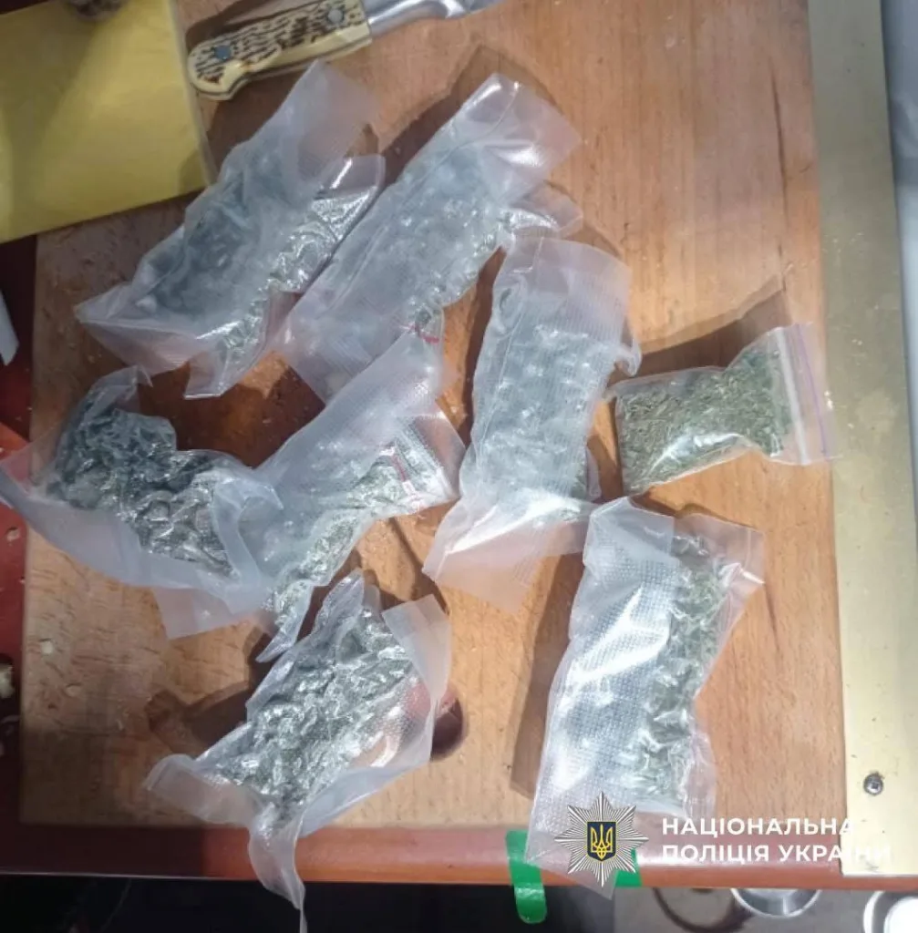 Поліція України вилучила пакети з наркотичними речовинами