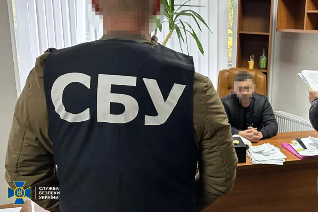 Працівник СБУ проводить перевірку в офісі