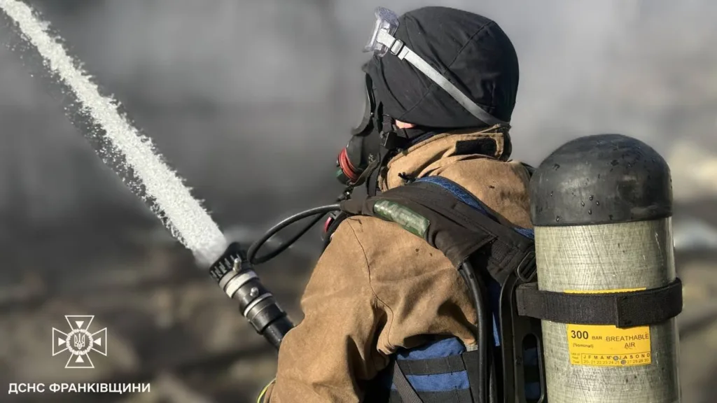 Пожежник гасить вогонь струменем води