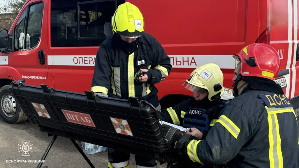 Рятувальники ДСНС працюють біля червоного автомобіля