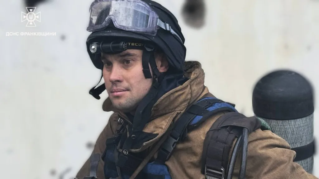 Український рятувальник у захисному спорядженні