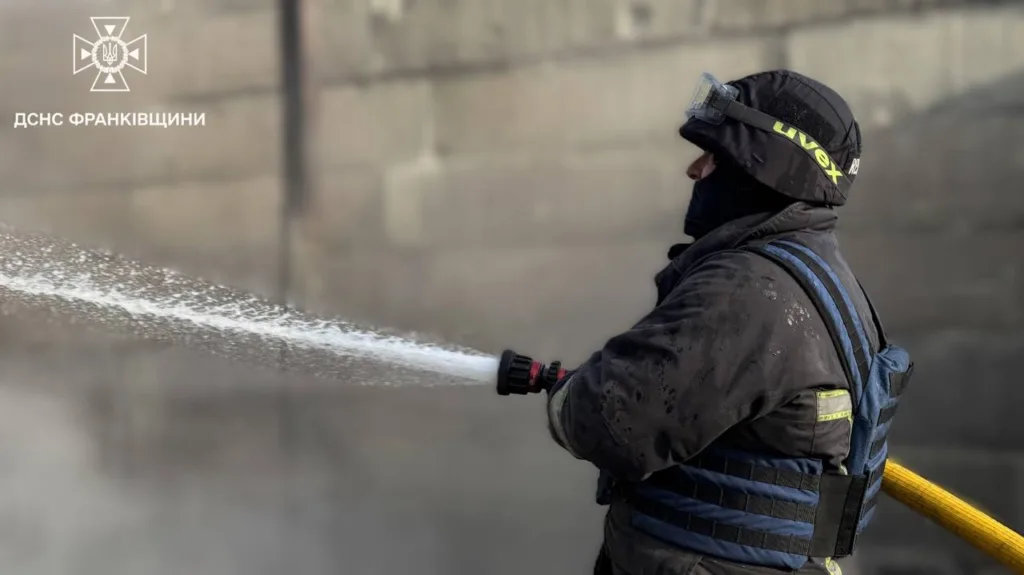 Пожежник гасить вогонь струменем води