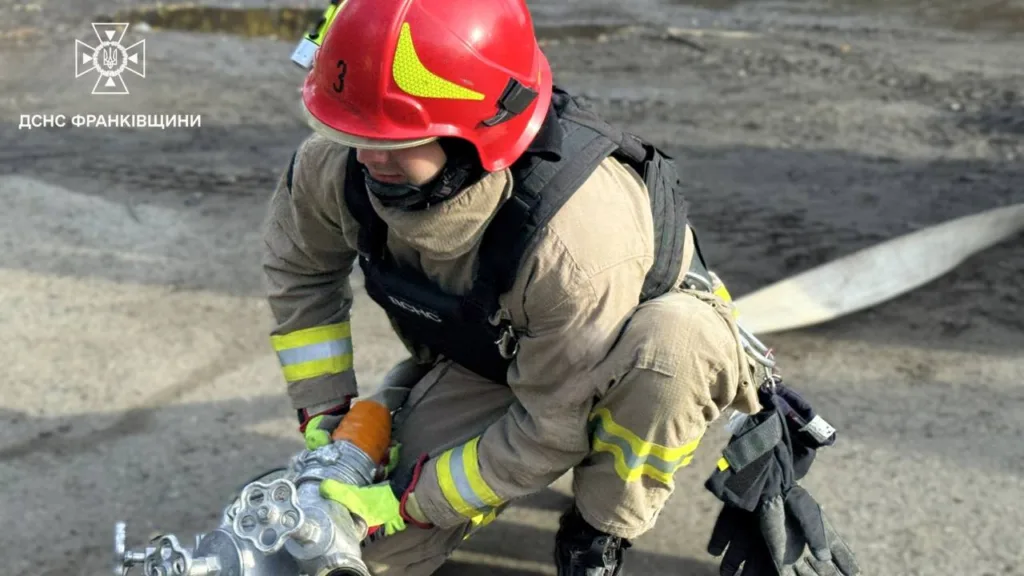 Пожежник працює з пожежним гідрантом