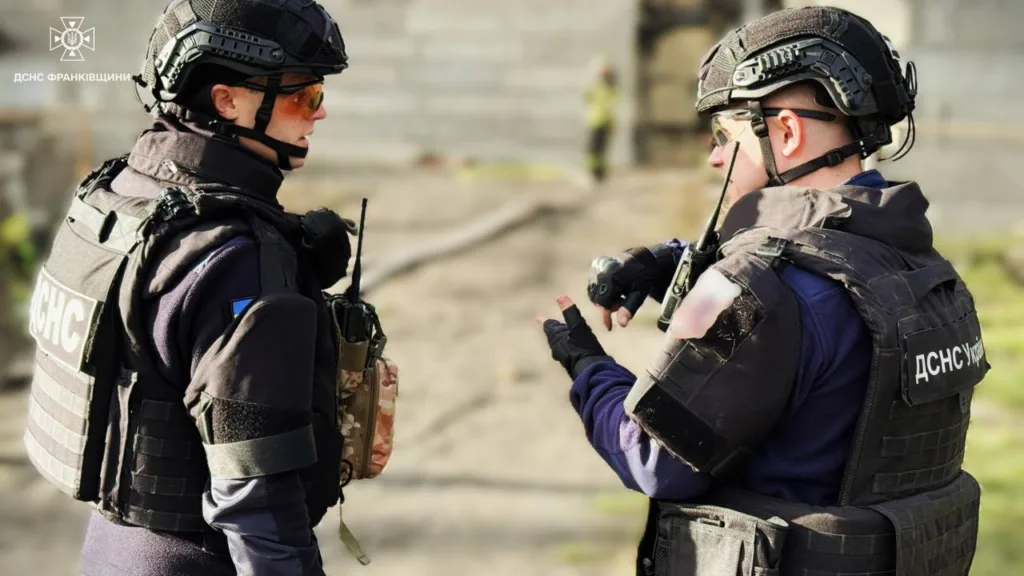 Рятувальники ДСНС обговорюють операцію на місці події