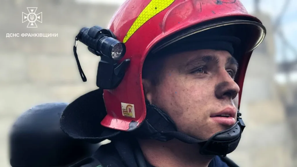Український пожежник у червоному шоломі після роботи