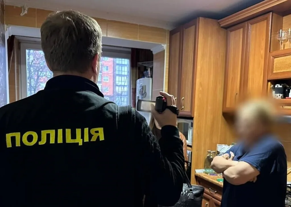 Поліція проводить обшук у квартирі