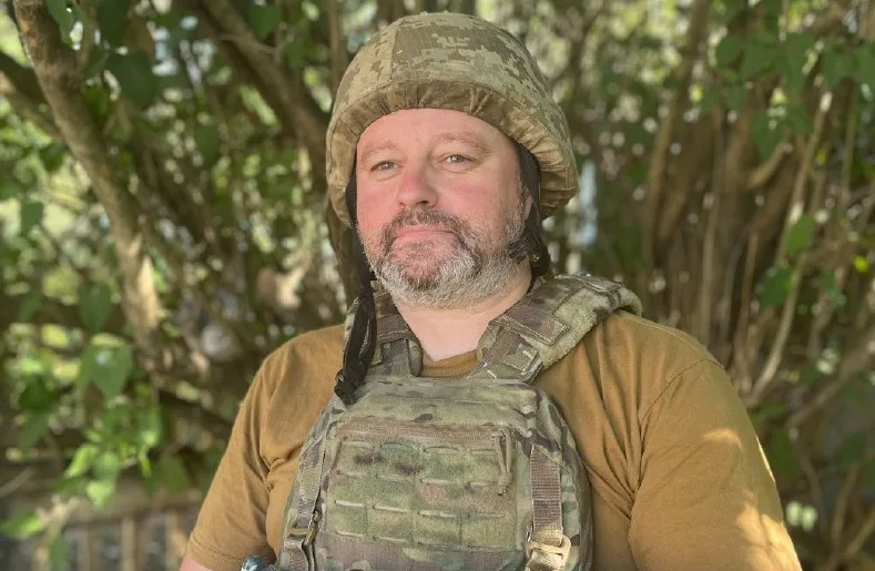 Викладач з Коломиї Олексій Вишиванюк з початку повномасштабної війни воює у ТрО