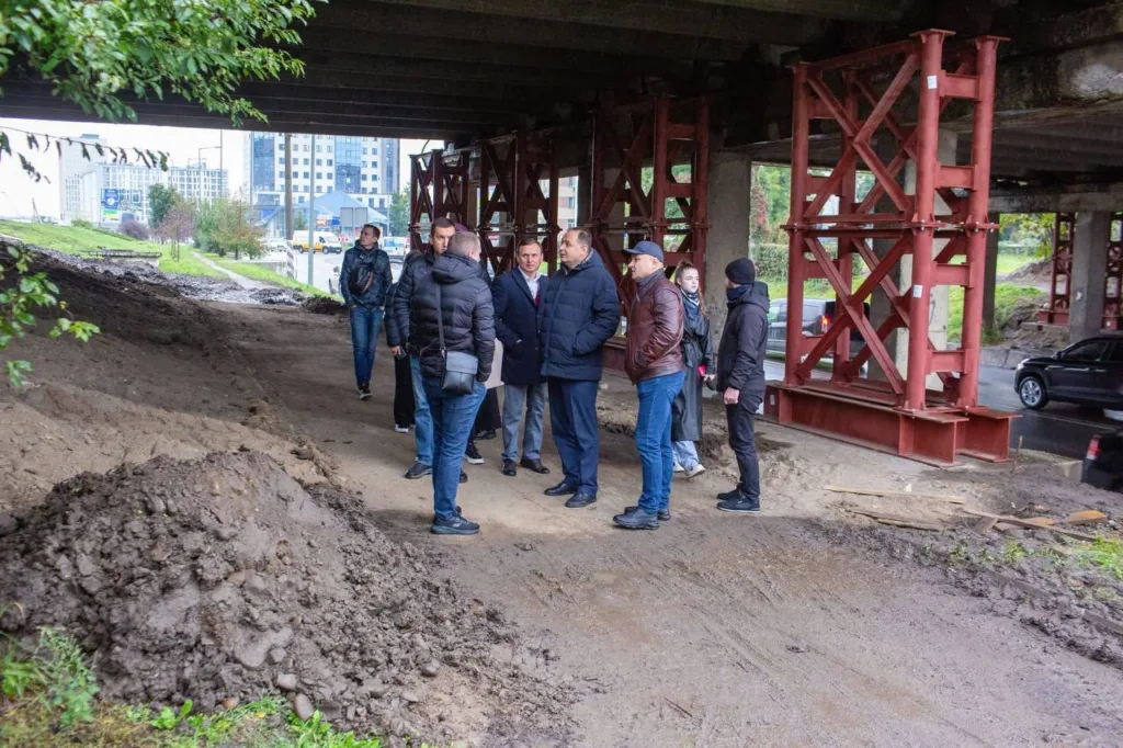 Шість опор встановлюють під “найслабшими місцями” старого моста на Пасічну. ФОТО
