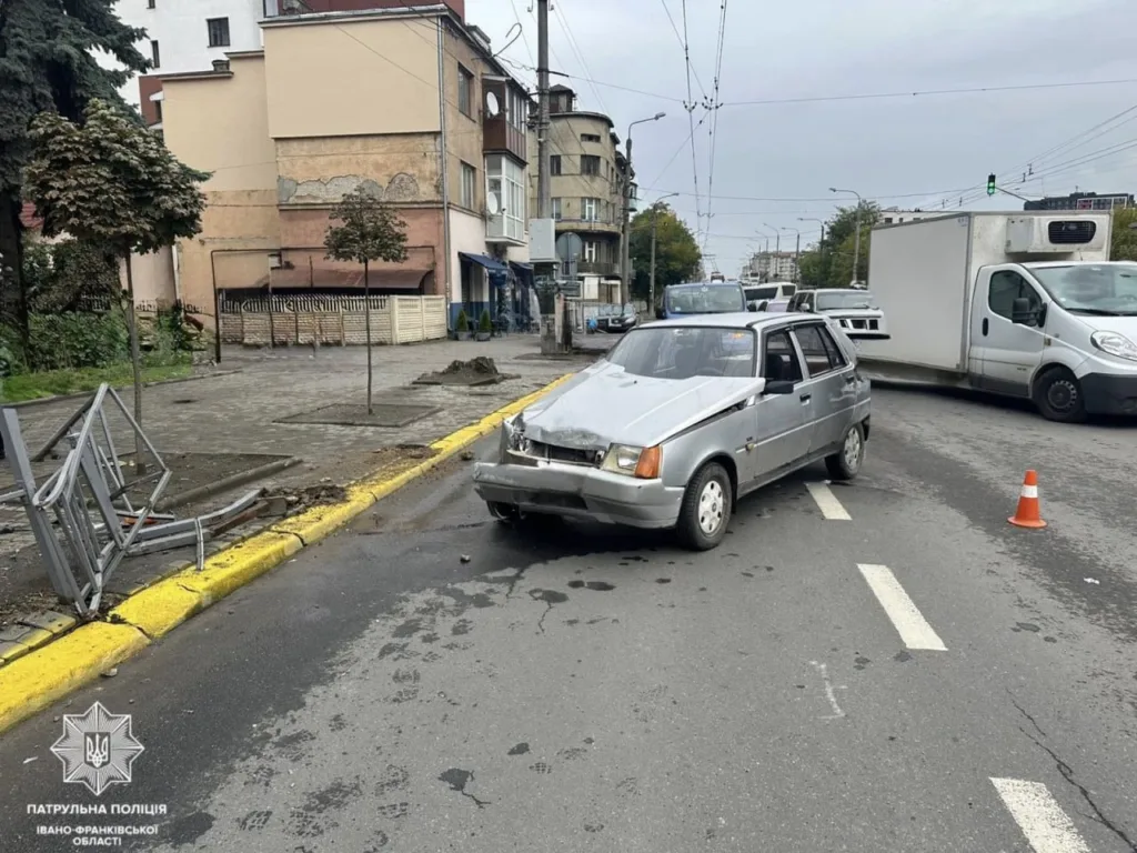 У Франківську пʼяний водій врізався в огорожу. ФОТО