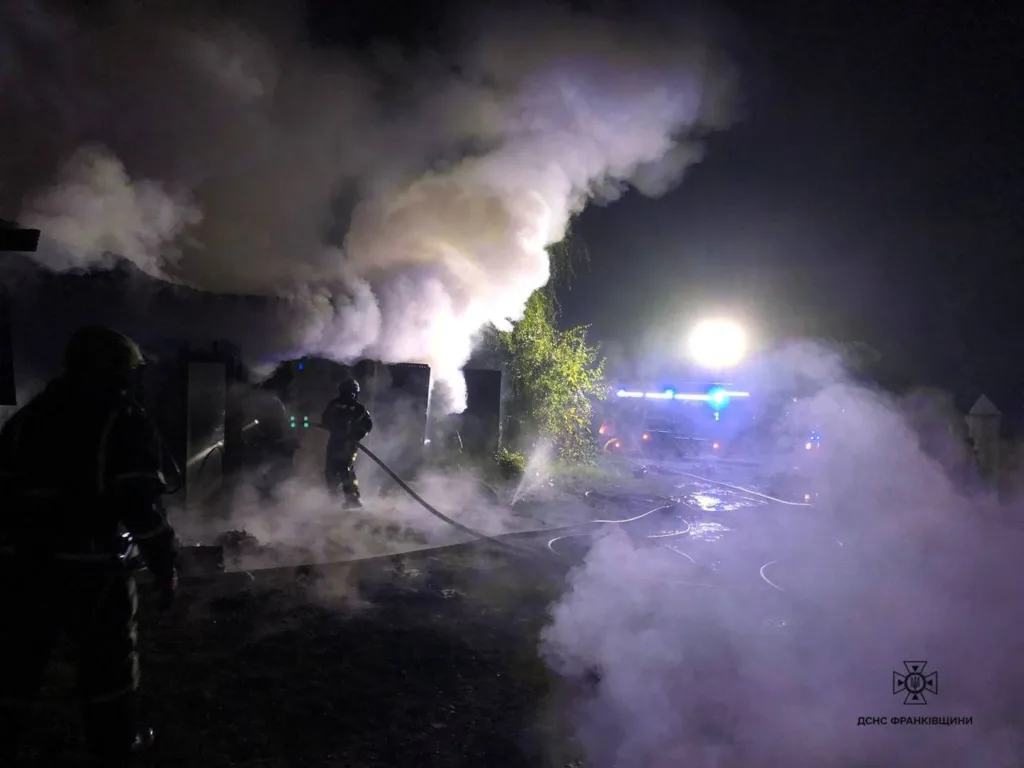 Пожежники гасять пожежу вночі серед диму