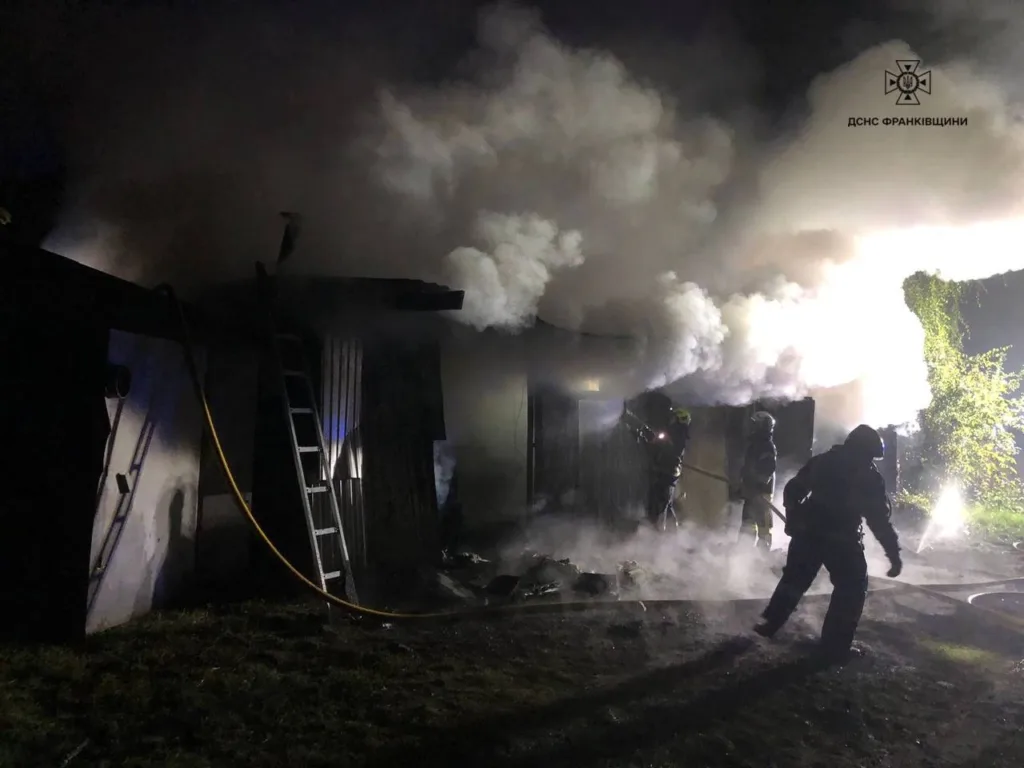 Пожежники гасять нічну пожежу будівлі