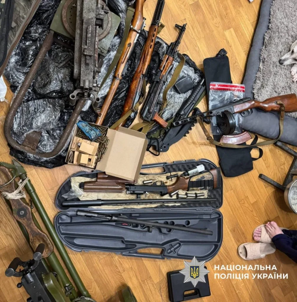 Вилучена зброя поліцією України на підлозі