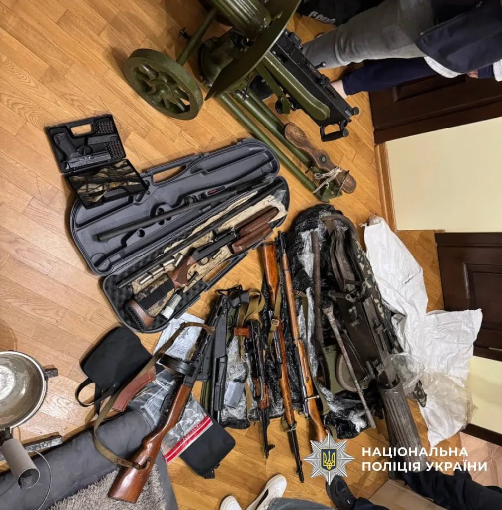 Вилучена колекція зброї на підлозі кімнати