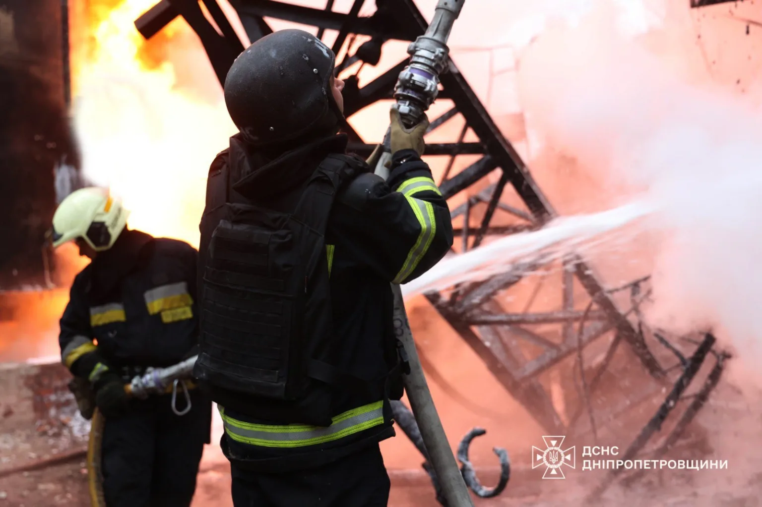 Пожежники гасять сильну пожежу на промисловому об'єкті
