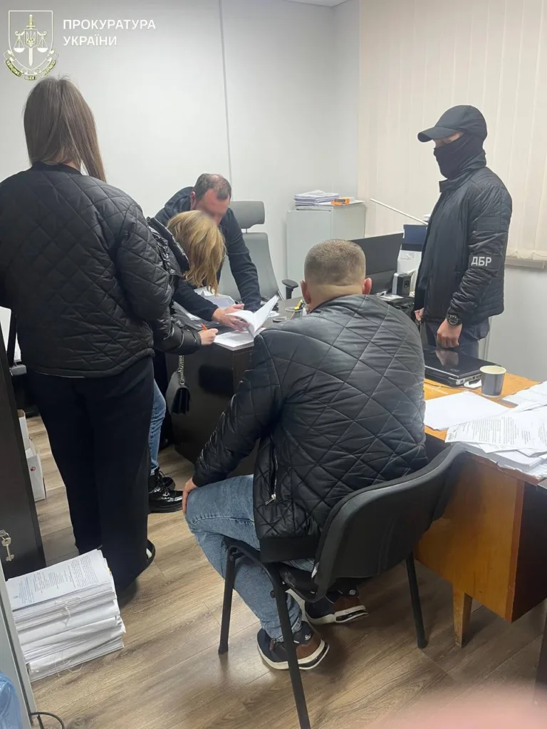 Працівники прокуратури перевіряють документи в офісі