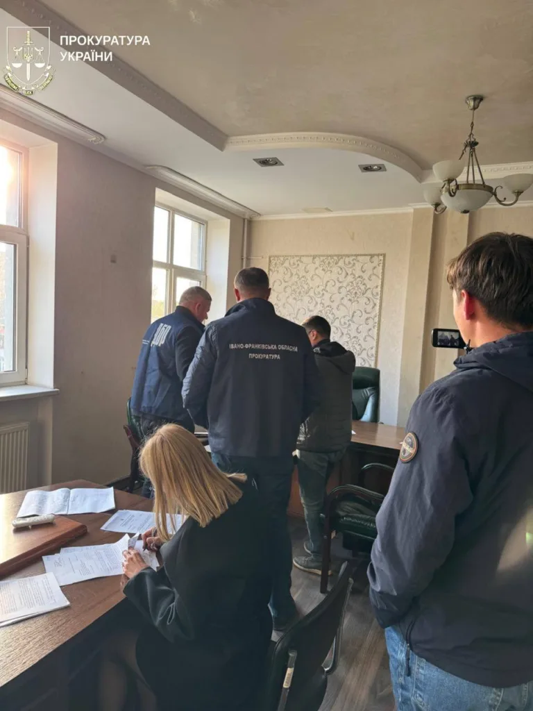 Працівники прокуратури проводять перевірку документів