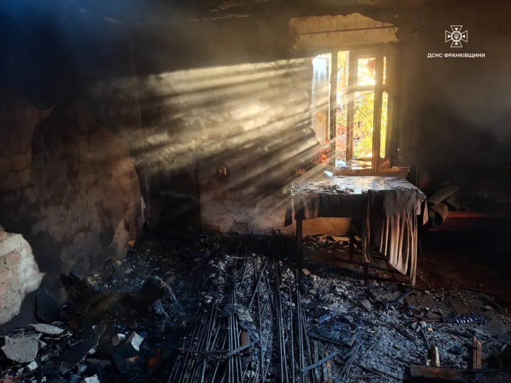 Зруйнована кімната після пожежі з променями світла