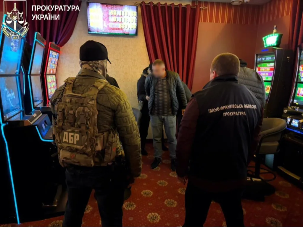 Обшук у гральному закладі правоохоронцями України