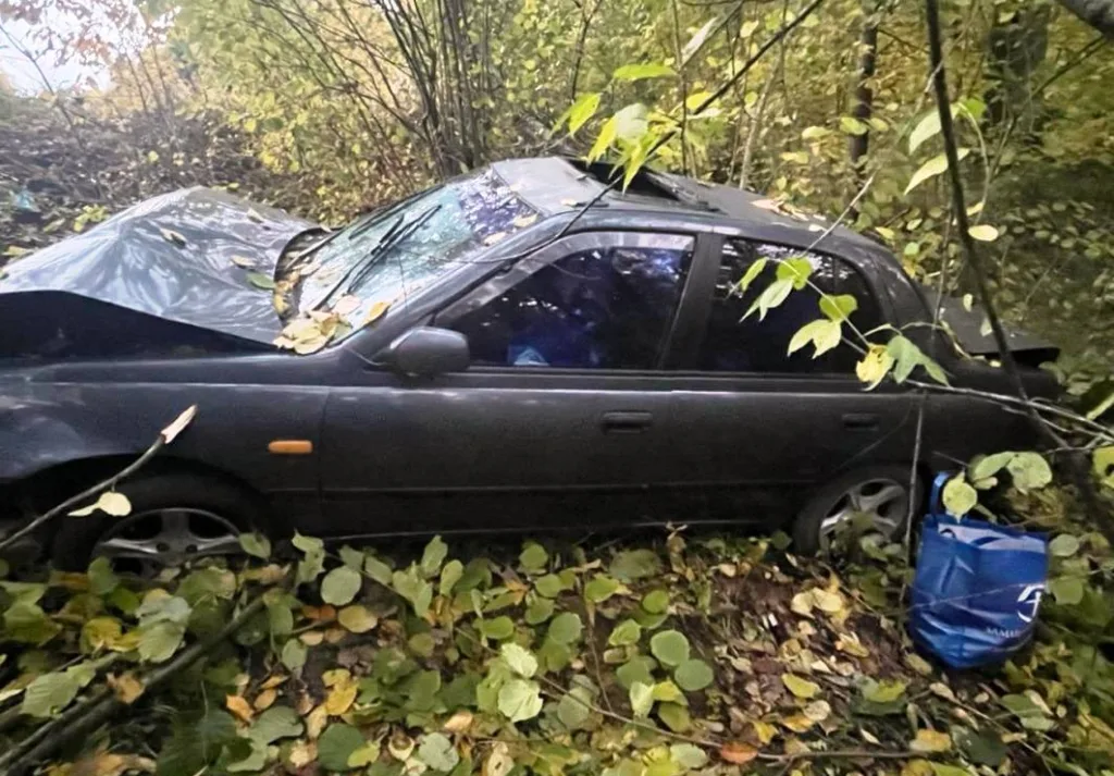 Автомобіль у лісі після аварії