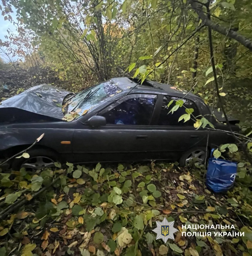 Автомобіль після аварії серед дерев