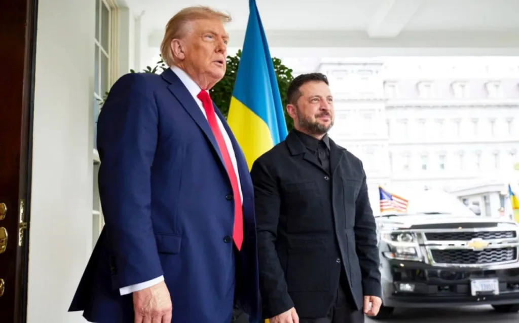 Двоє чоловіків стоять перед українським прапором