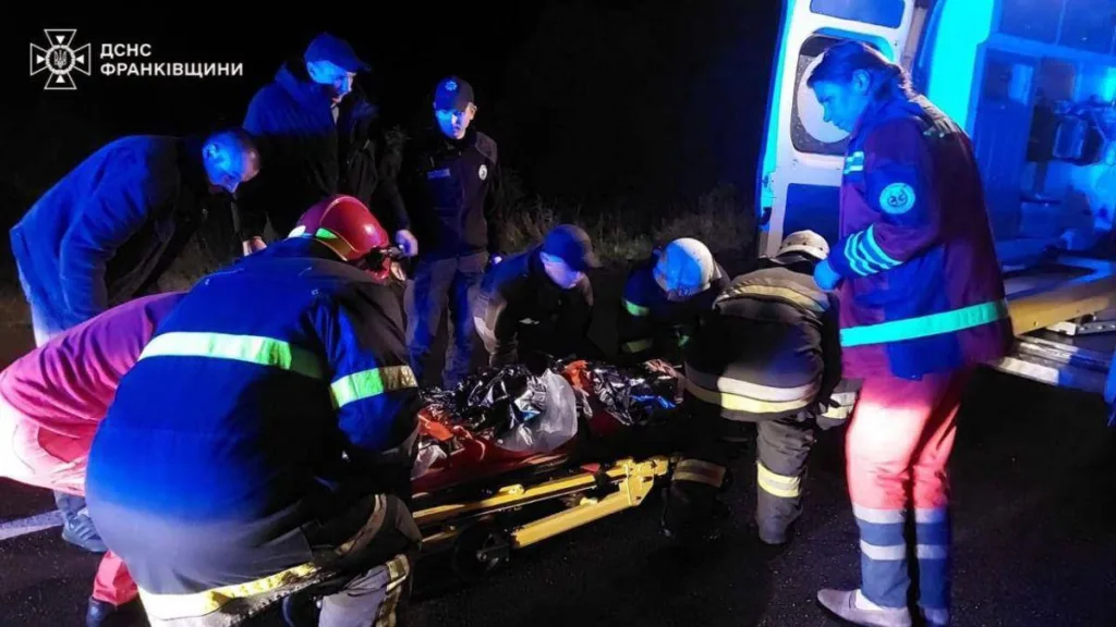 Рятувальники надають допомогу постраждалому вночі