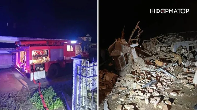 Пожежна машина біля зруйнованого будинку вночі