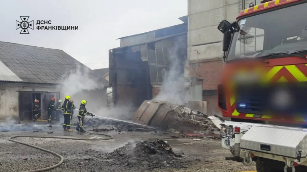 Пожежники гасять вогонь на промисловому об’єкті