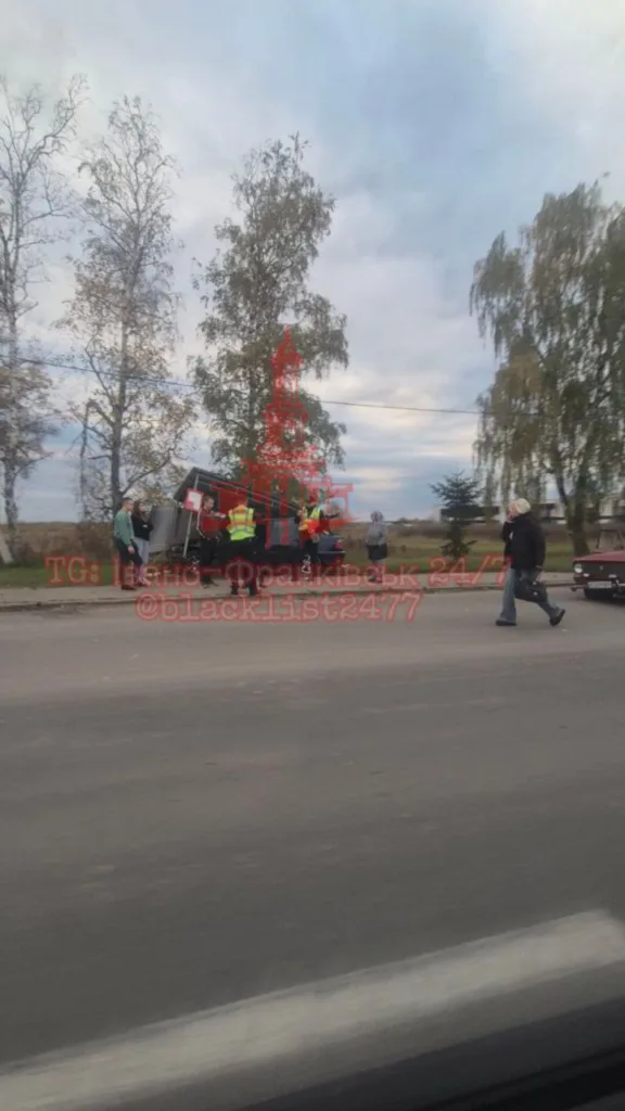 Дорожня аварія з перекинутим автомобілем і рятувальниками