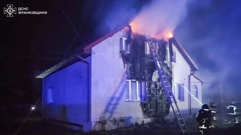 Пожежники гасять вогонь у двоповерховому будинку вночі