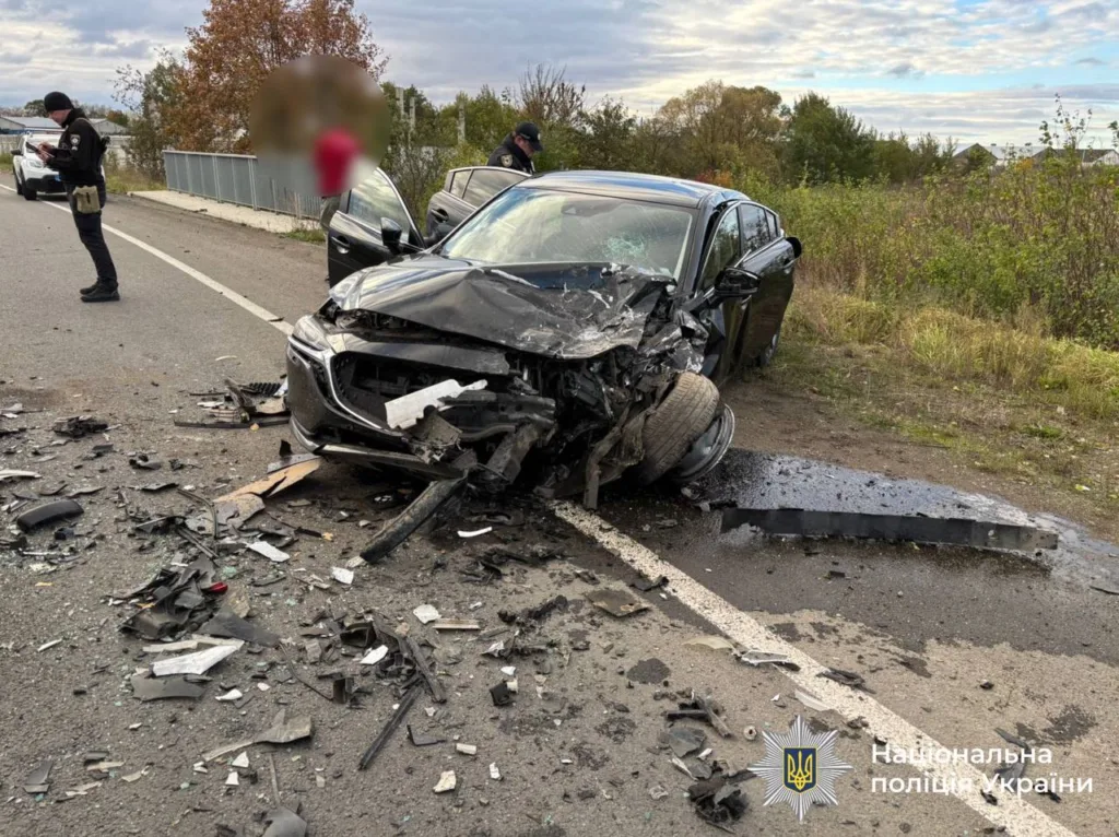 Серйозна ДТП на трасі, розбите авто