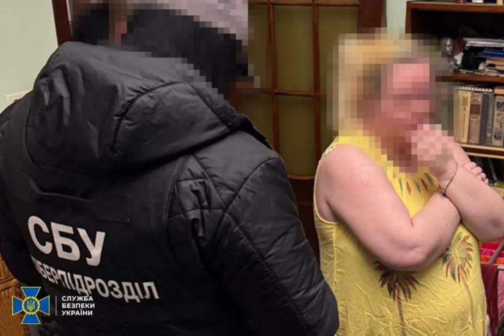 Офіцер СБУ спілкується з жінкою у кімнаті