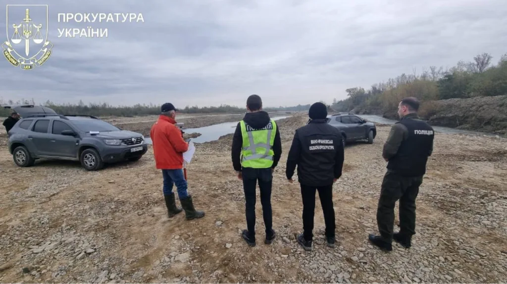 Прокурори та поліція оглядають річкову ділянку