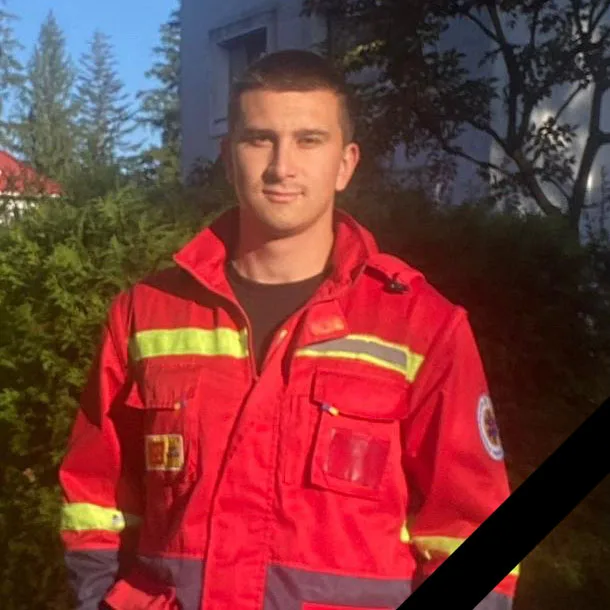 Рятувальник у червоній формі на вулиці