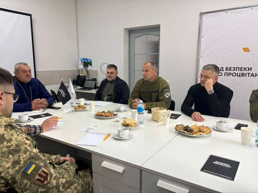 Зустріч військових і духовенства за столом