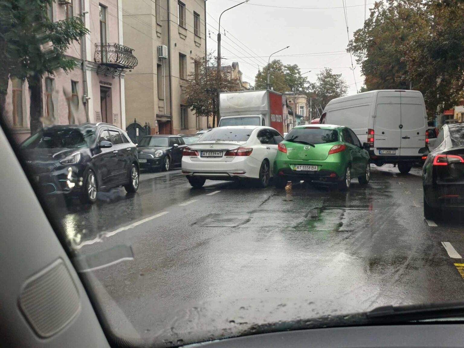 Автомобільний затор на дощовій міській вулиці