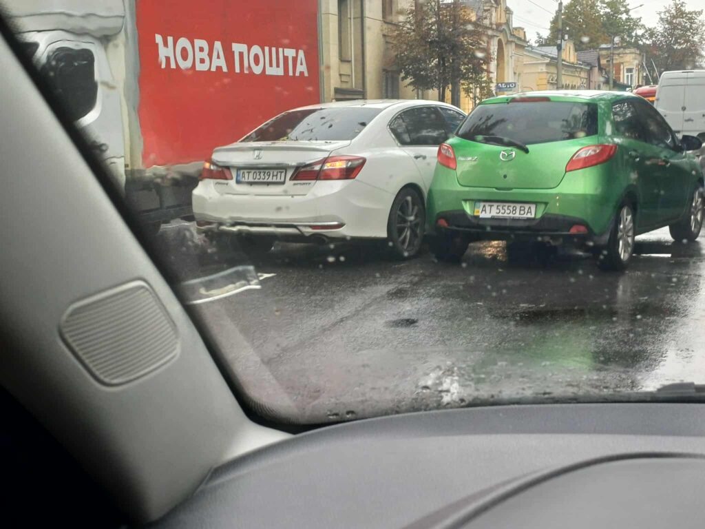 Дорожня аварія на мокрій вулиці взимку