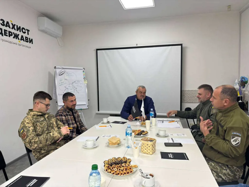 Обговорення військових стратегій у офісі організації