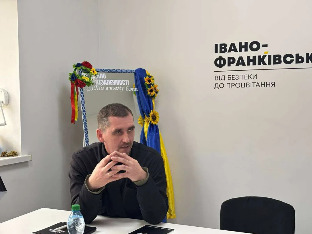 Чоловік на зустрічі в Івано-Франківську